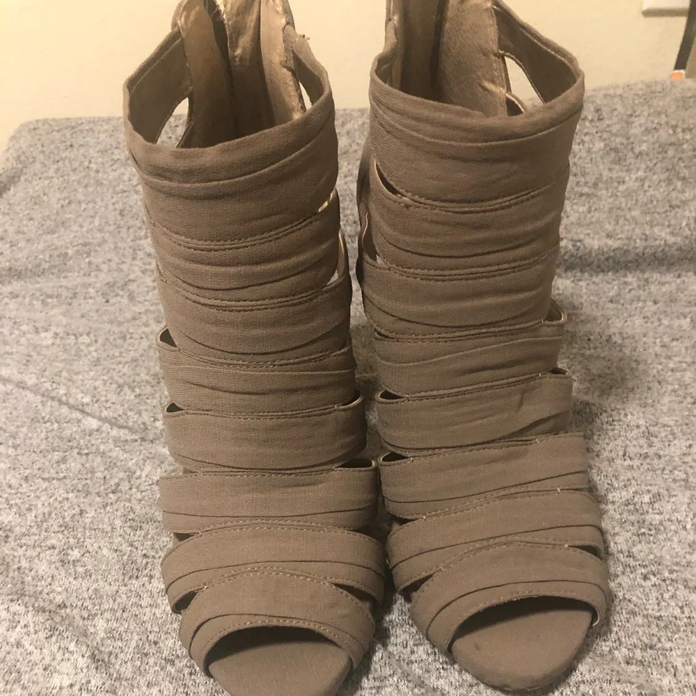 Tan heels - Picture 1 of 4